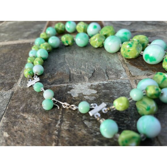 Vtg 1950's 2 Strand Beaded Necklace In Bakelite Shades Of Green Different Shaped - Picture 6 of 6